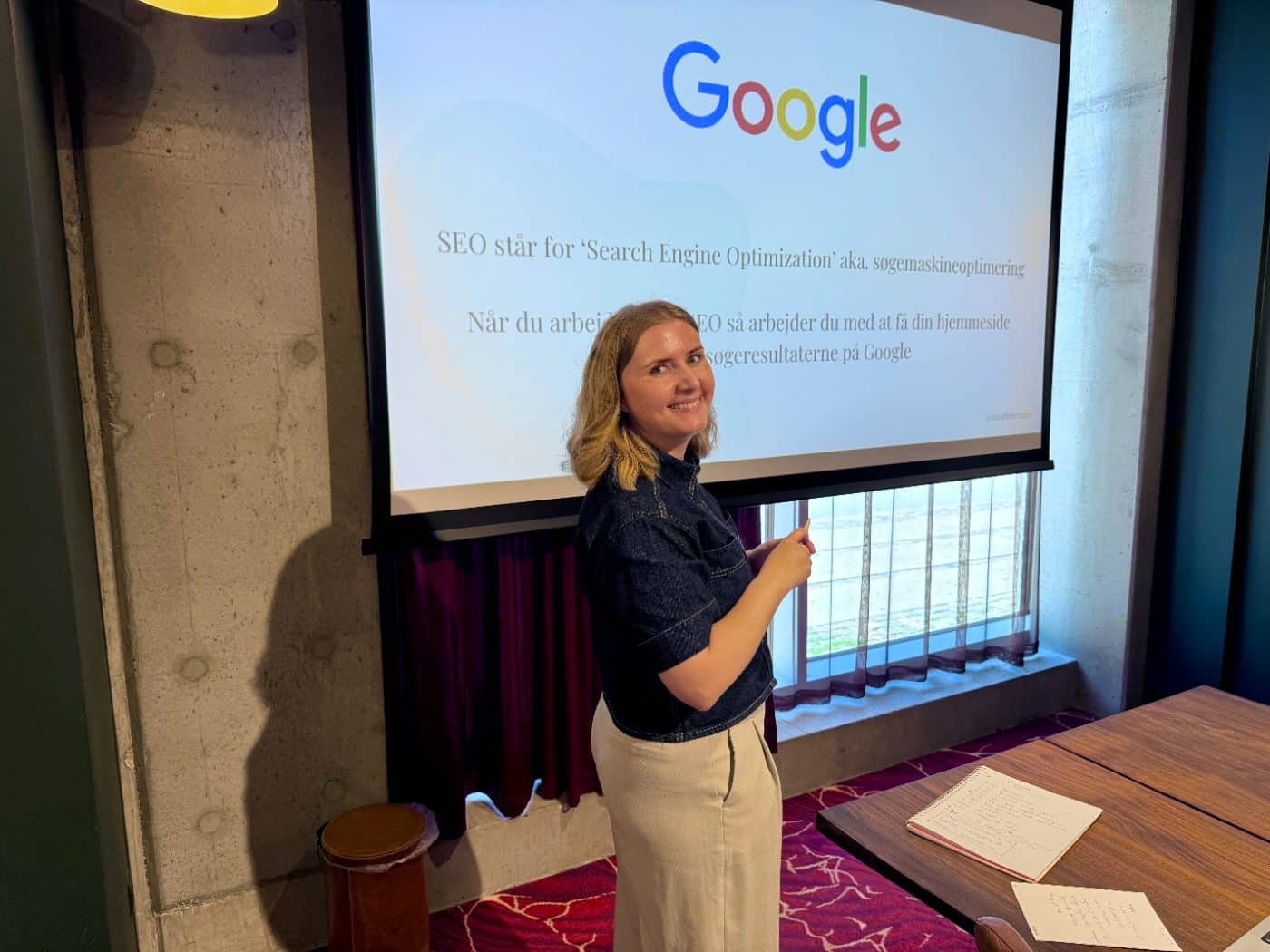 Amalie Benner underviser i SEO foran en skærm med Google